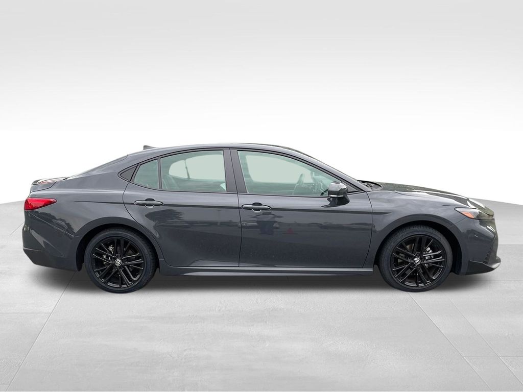2025 Toyota Camry SE Hybrid photo 3