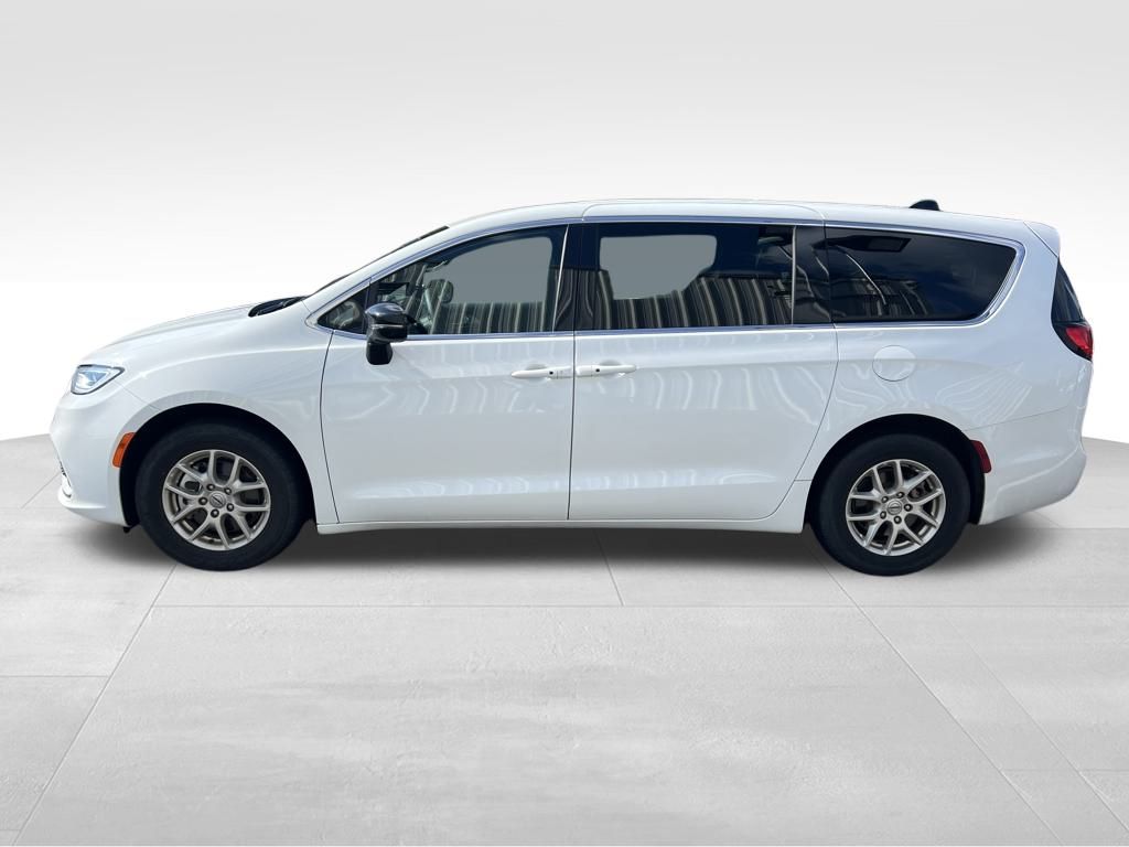 2024 Chrysler Pacifica Touring photo 4