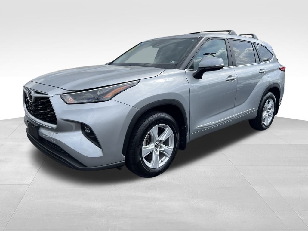 2023 Toyota Highlander LE photo 3