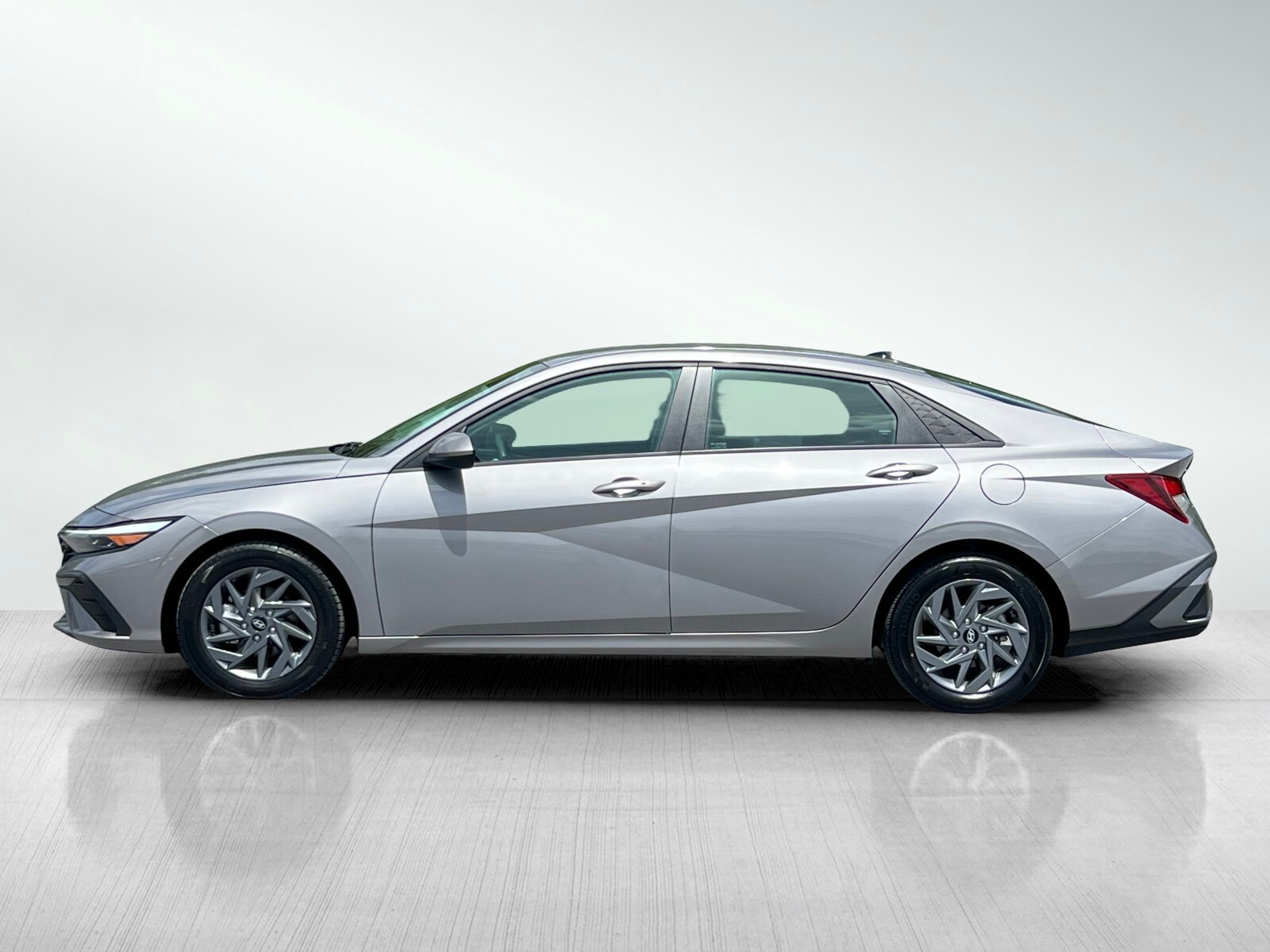 2024 Hyundai Elantra SEL photo 4