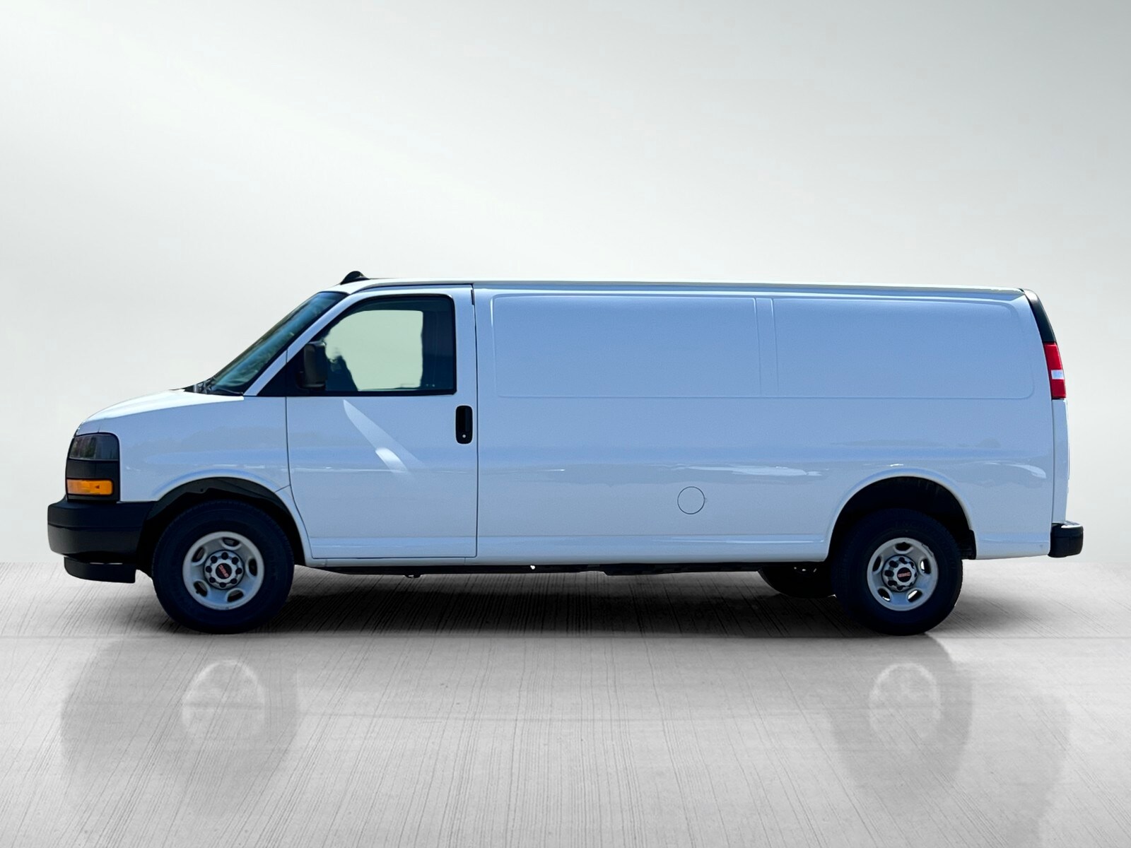 2023 Gmc Savana Cargo 2500 photo 3