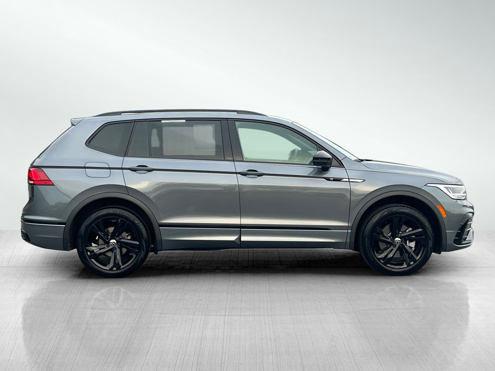 2024 Volkswagen Tiguan SE R-Line Black photo 2