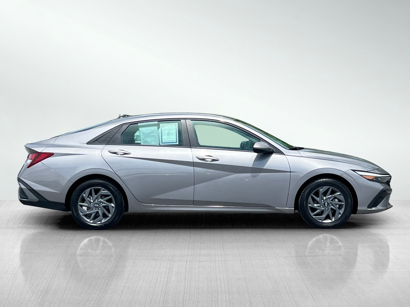 2024 Hyundai Elantra SEL photo 3