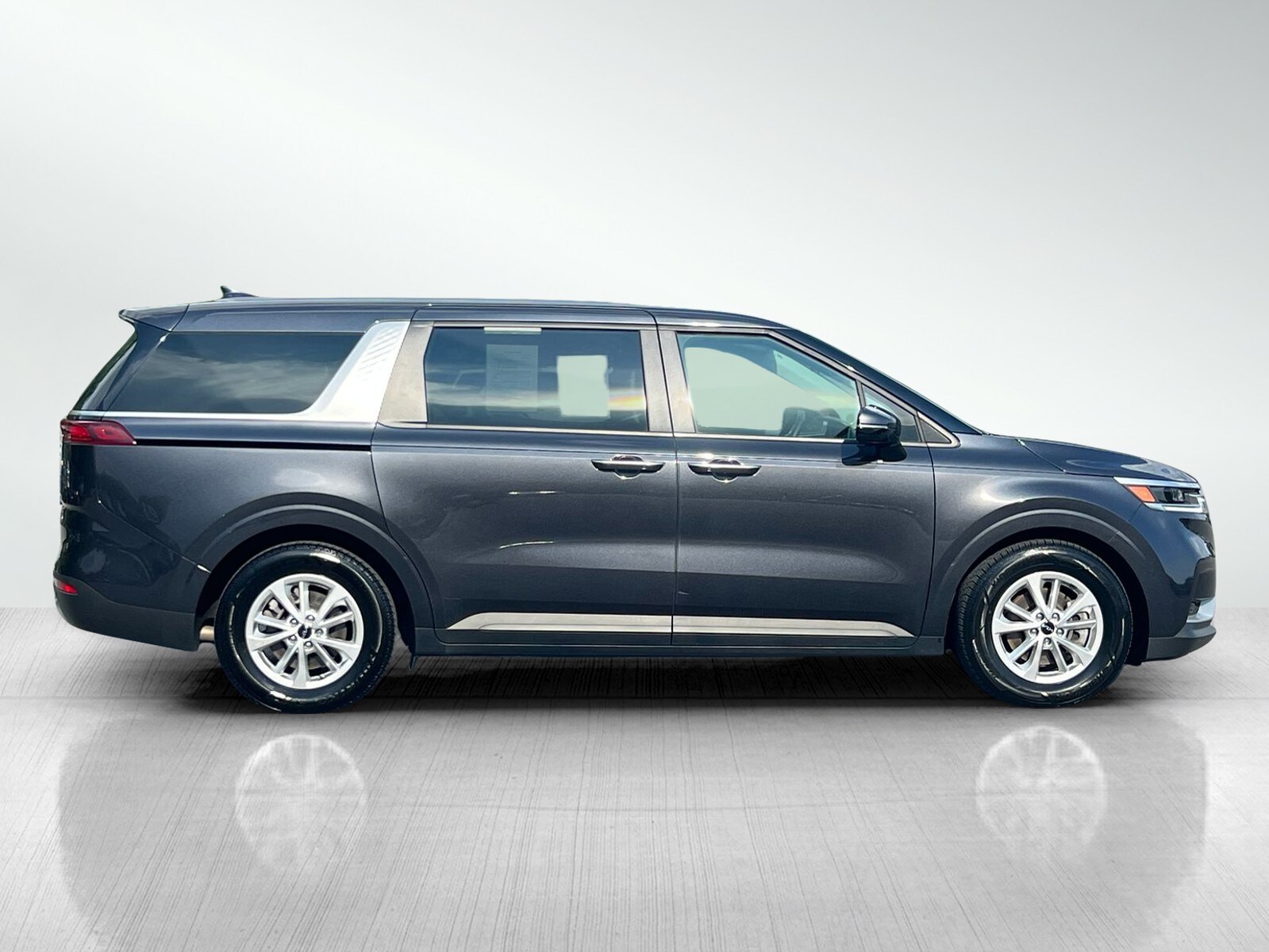 2023 Kia Carnival LX photo 3
