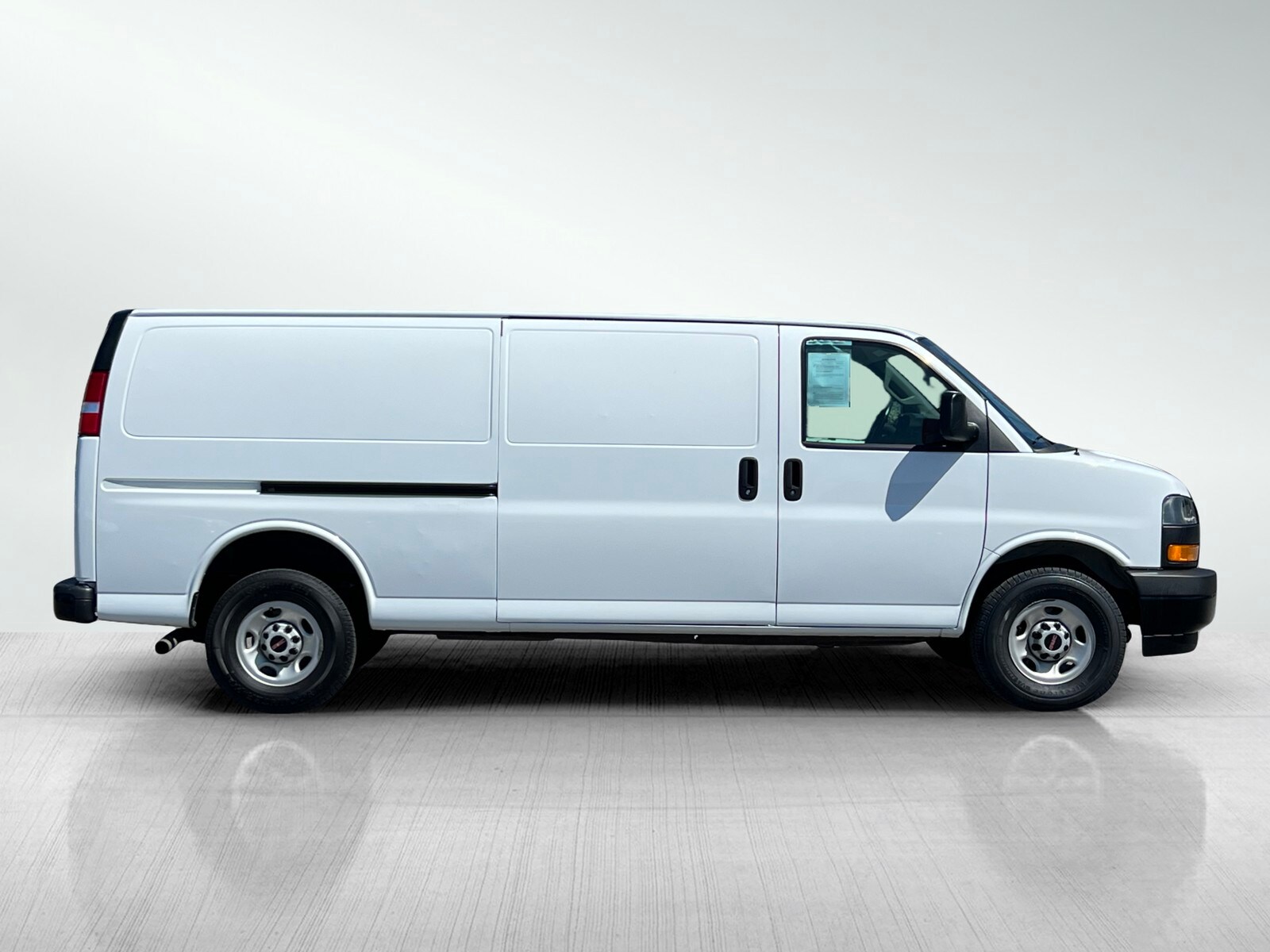 2023 Gmc Savana Cargo 2500 photo 2