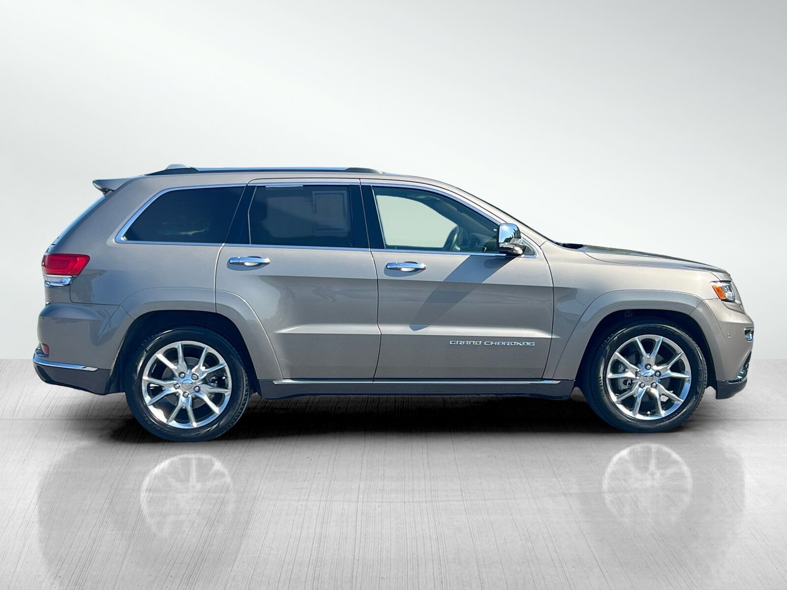 2016 Jeep Grand Cherokee Summit photo 3