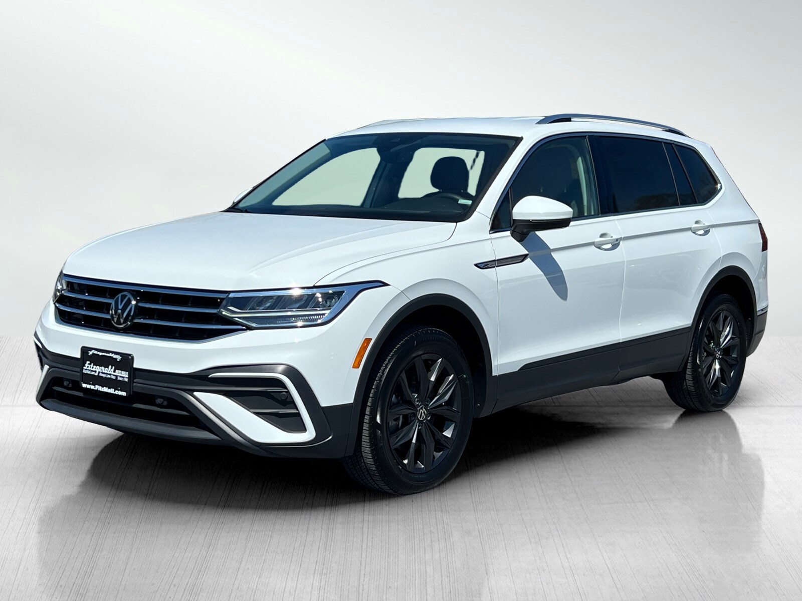 2024 Volkswagen Tiguan SE Wolfsburg Edition photo 2