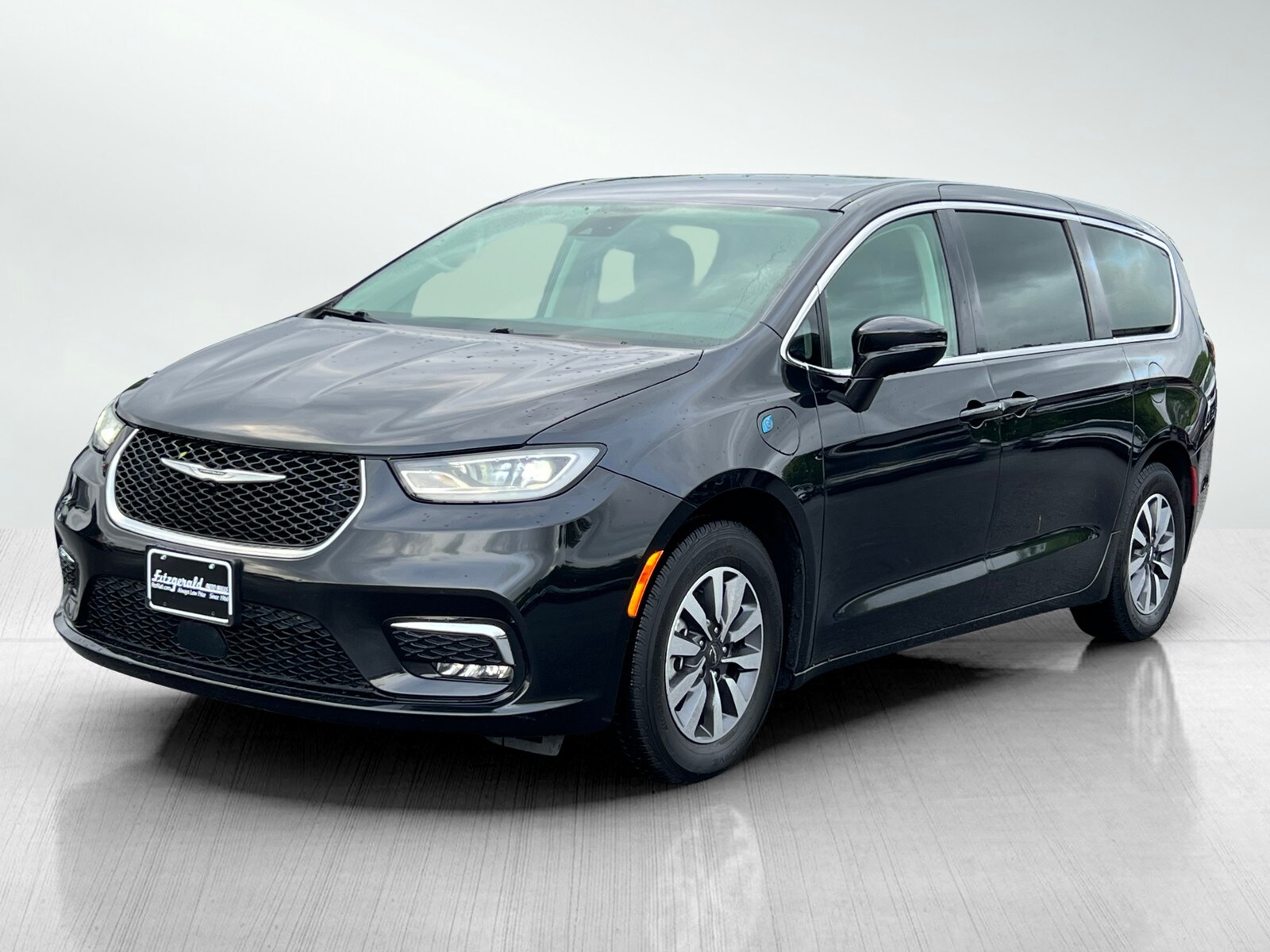 2022 Chrysler Pacifica Hybrid Touring L photo 2