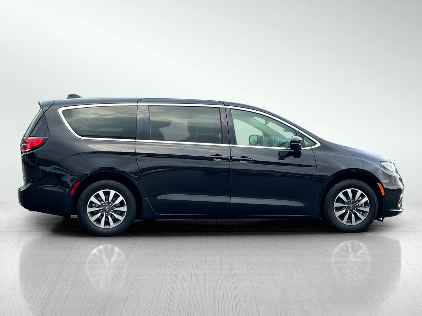 2022 Chrysler Pacifica Hybrid Touring L photo 3