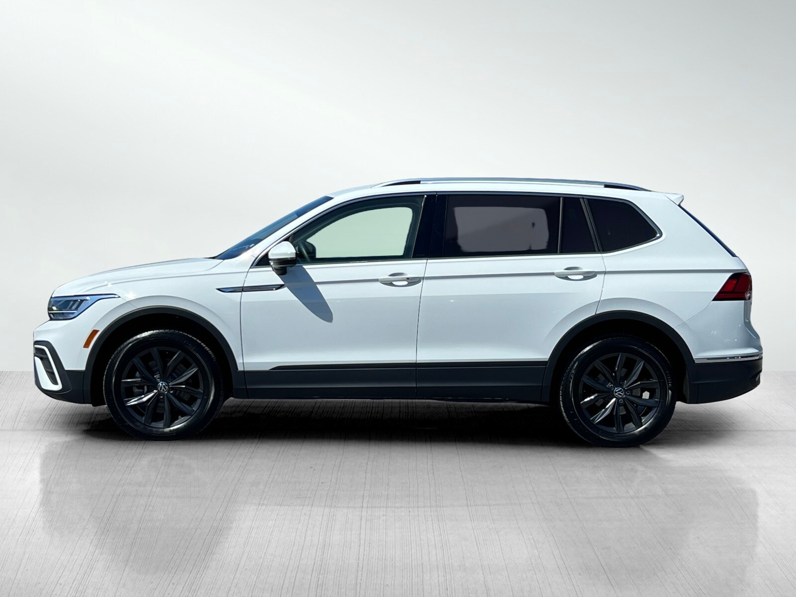 2024 Volkswagen Tiguan SE Wolfsburg Edition photo 4