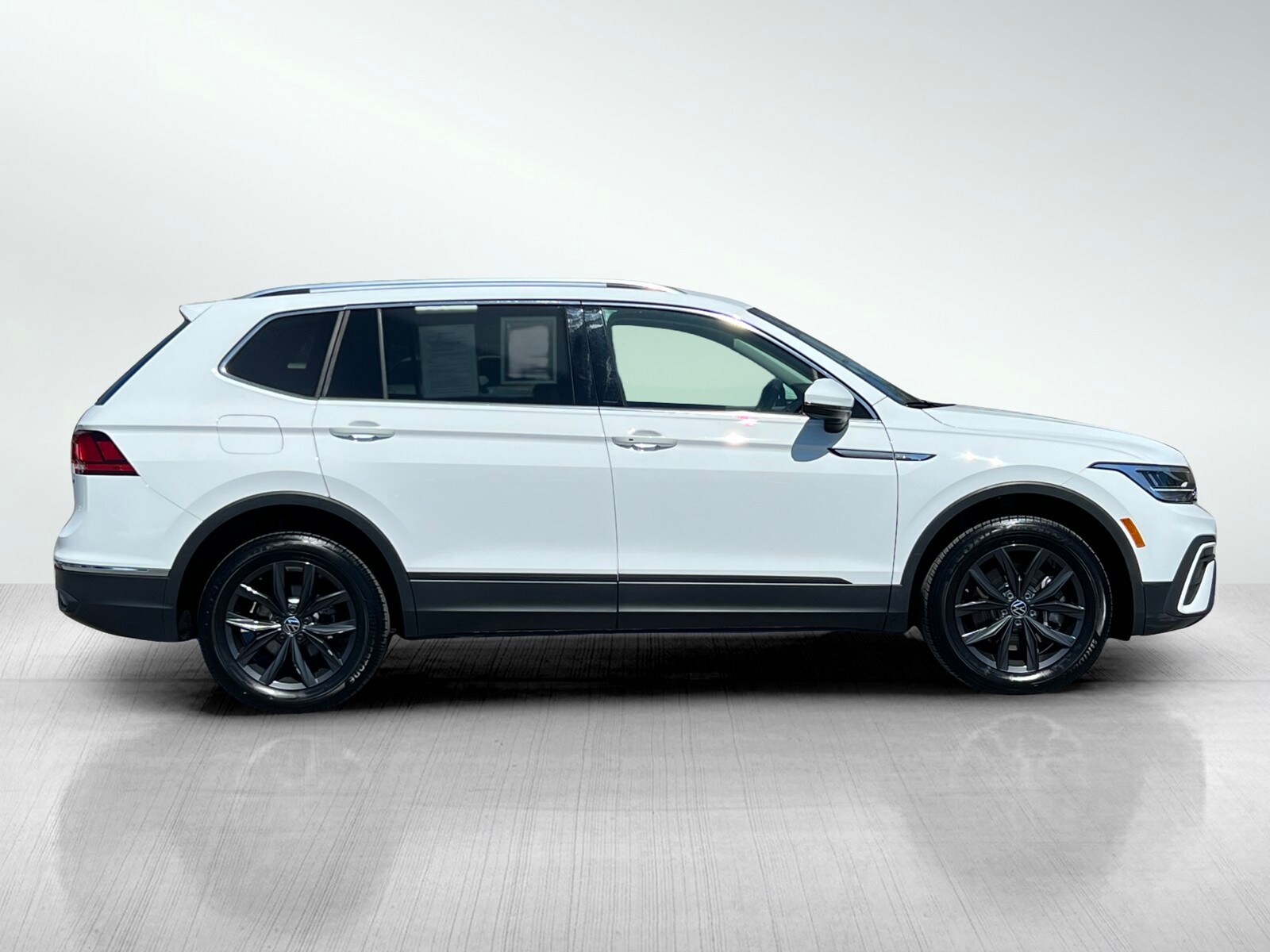 2024 Volkswagen Tiguan SE Wolfsburg Edition photo 3