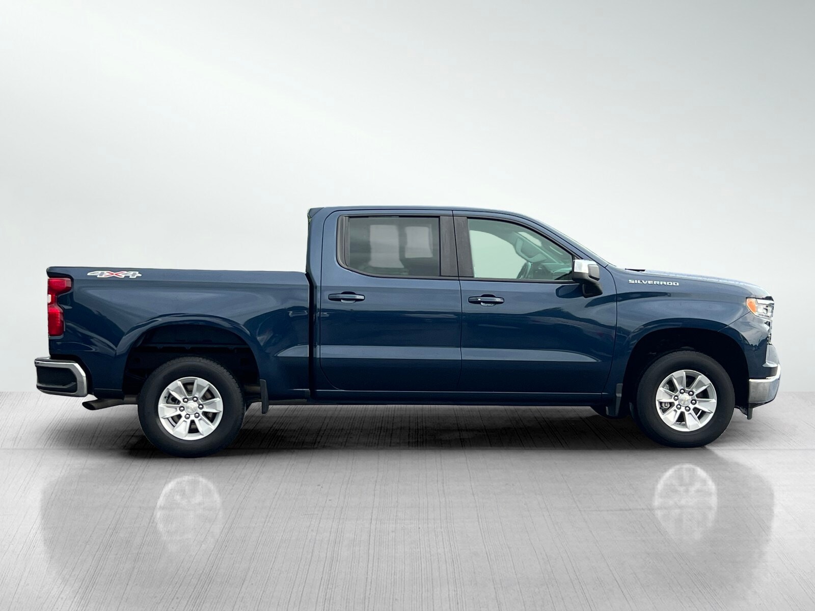 2023 Chevrolet Silverado 1500 LT photo 3