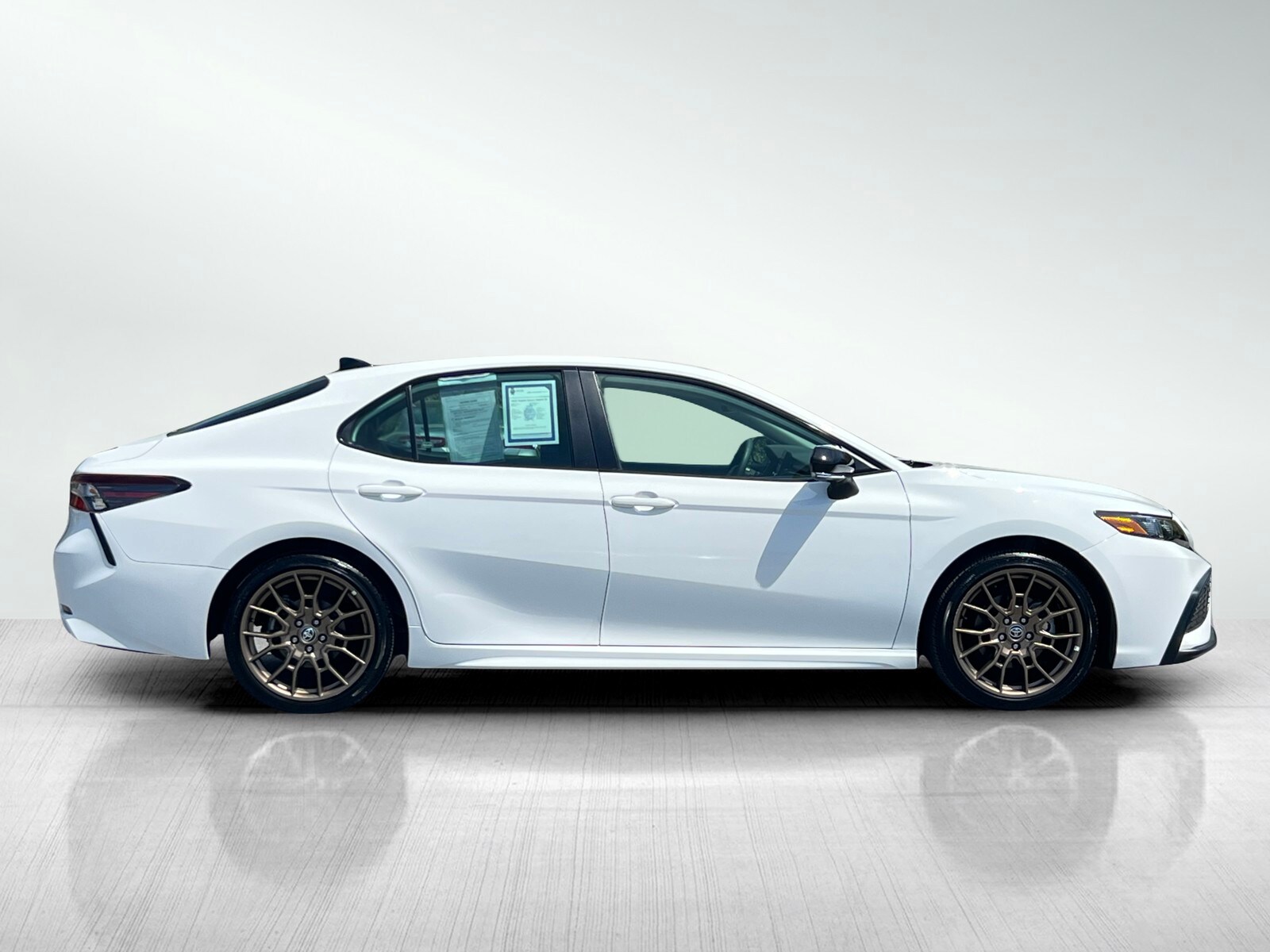 2023 Toyota Camry Hybrid SE photo 3