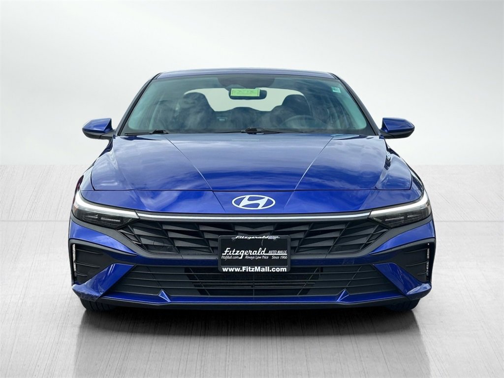 2024 Hyundai Elantra SEL photo 3