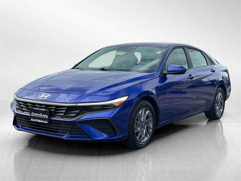 2024 Hyundai Elantra SEL photo 2