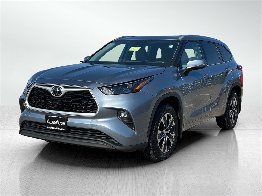 2022 Toyota Highlander XLE photo 2