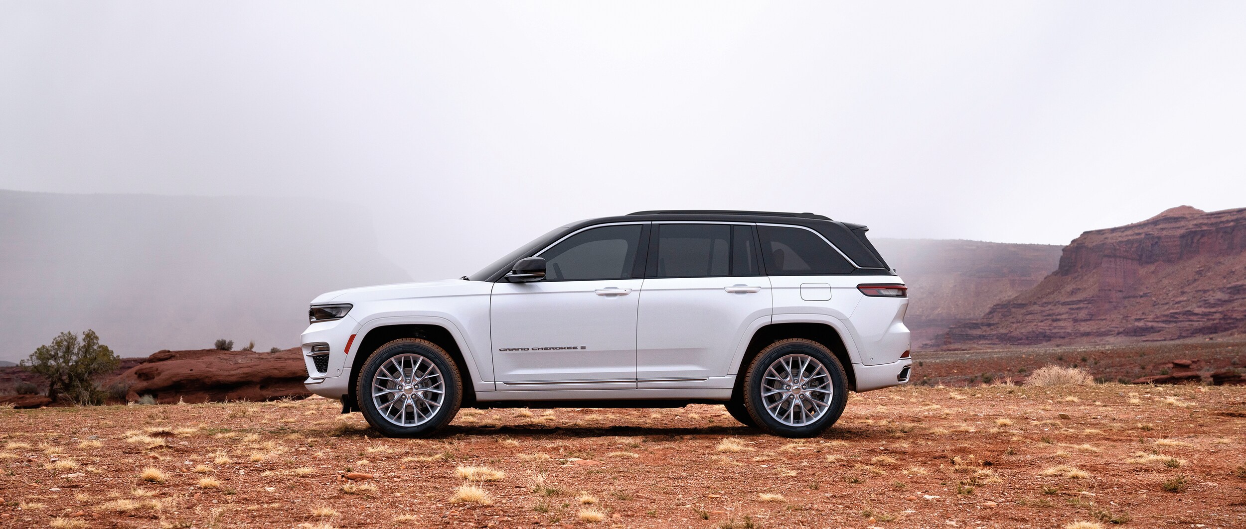 2025-Jeep-GrandCherokee-Summit-SUV-L01-.jpg