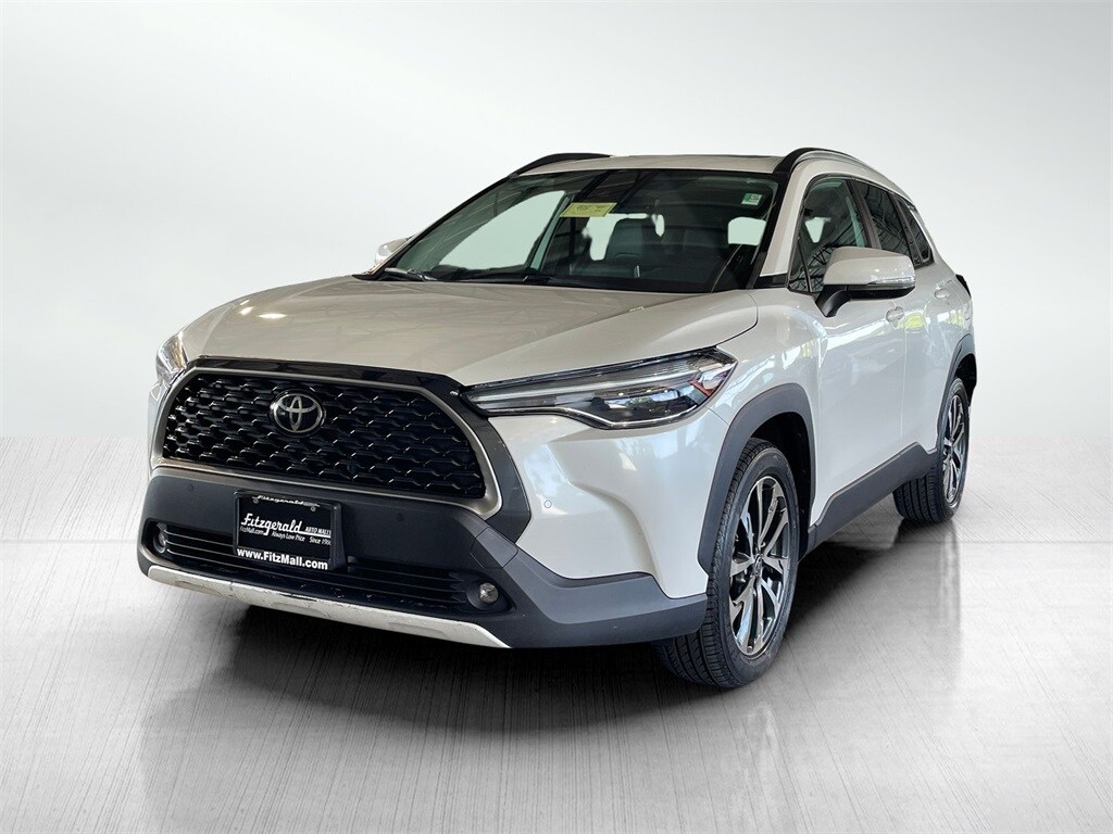 2022 Toyota Corolla Cross XLE photo 2