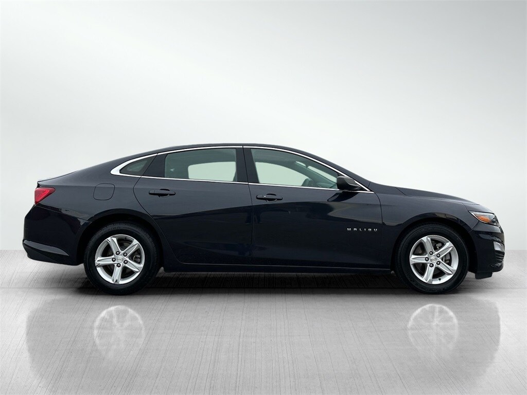 2022 Chevrolet Malibu LS photo 4