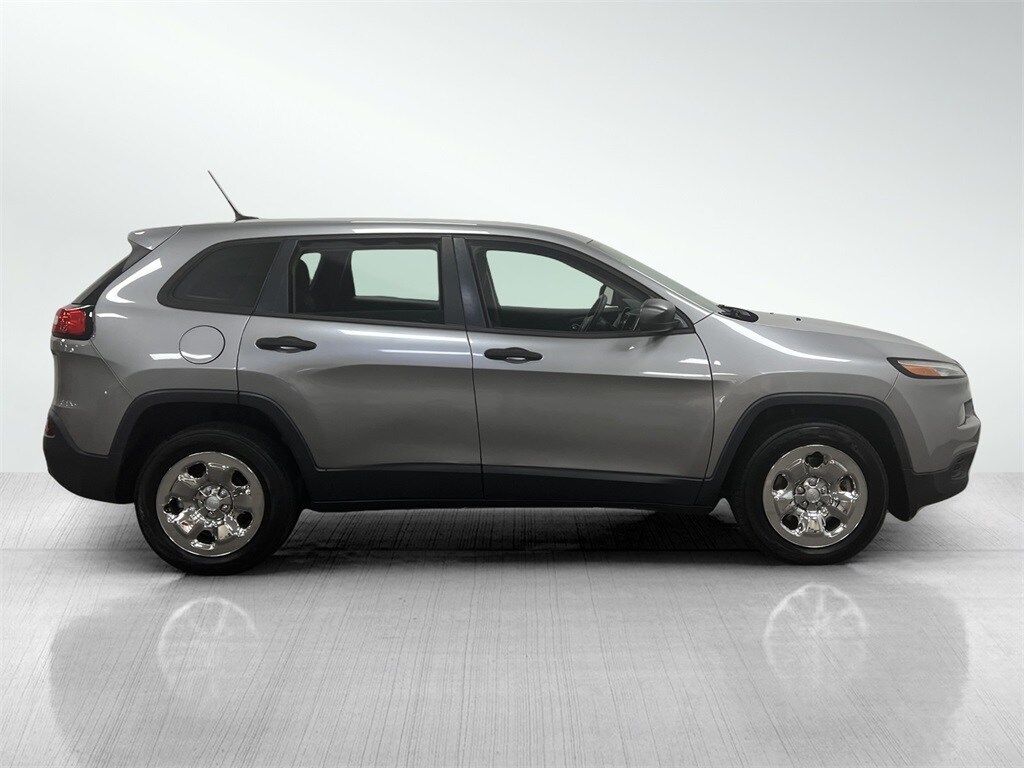 2016 Jeep Cherokee Sport photo 2