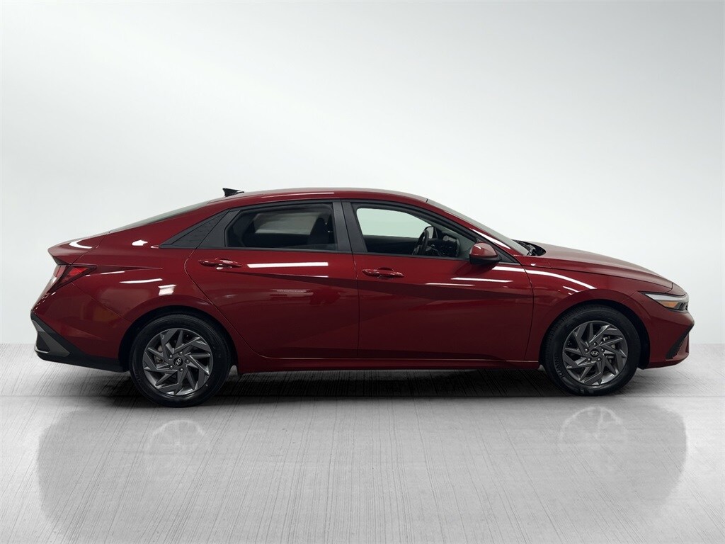 2024 Hyundai Elantra SEL photo 4