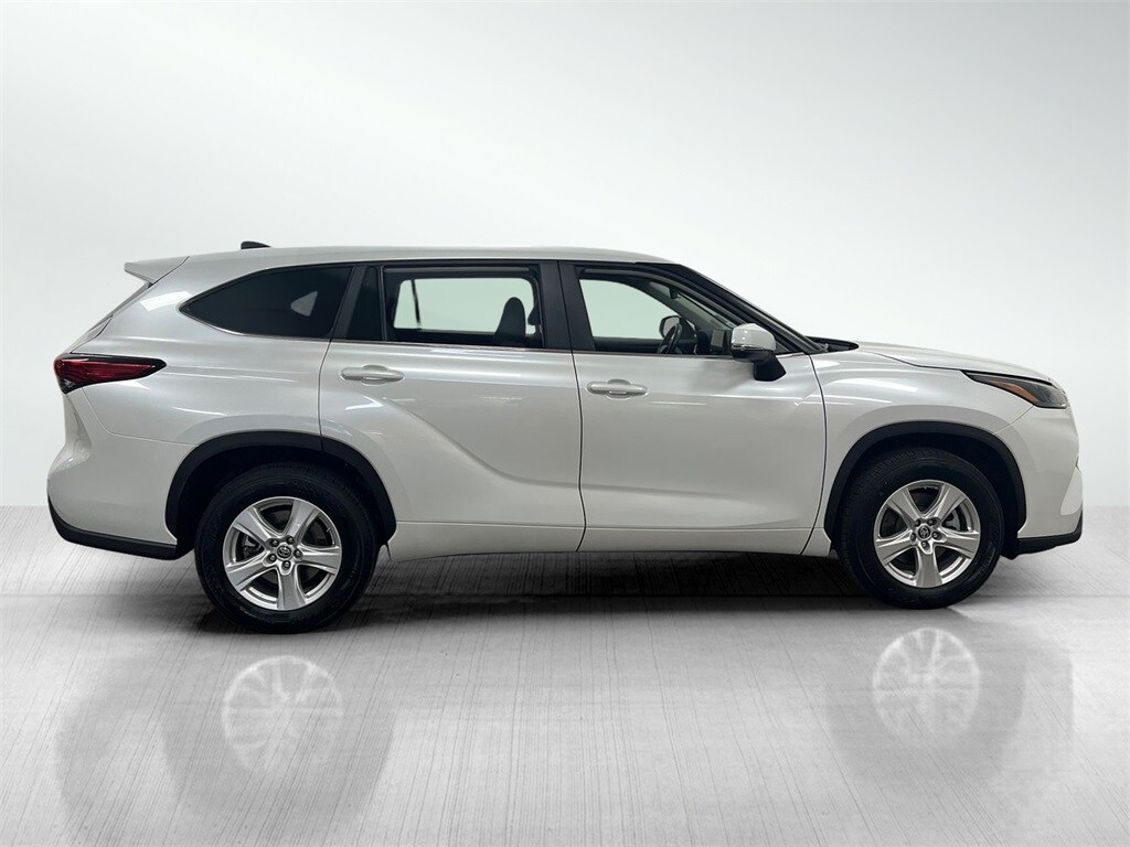 2023 Toyota Highlander LE photo 3