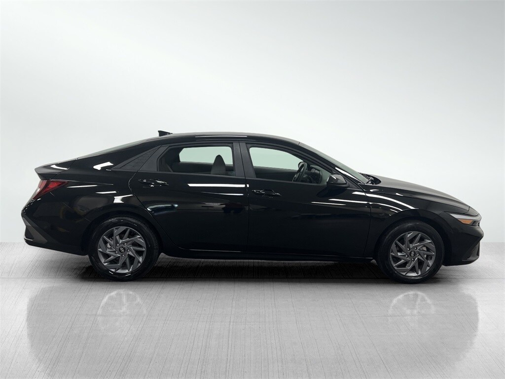 2024 Hyundai Elantra SEL photo 3