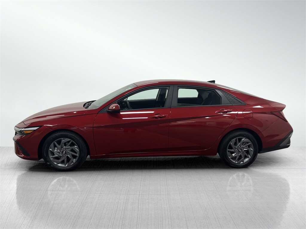 2024 Hyundai Elantra SEL photo 3