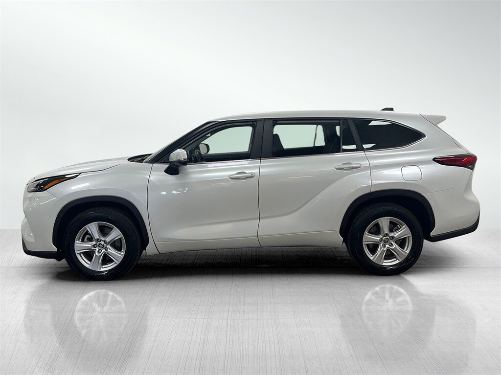 2023 Toyota Highlander LE photo 2
