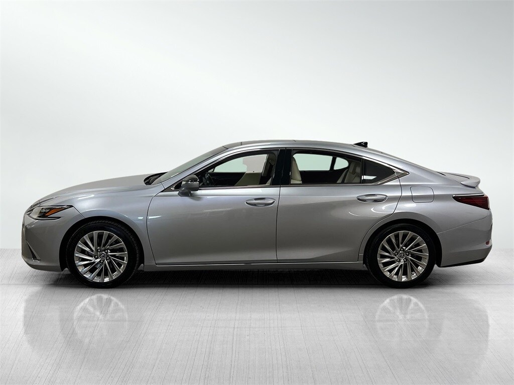 2022 Lexus ES 350 Ultra Luxury photo 3