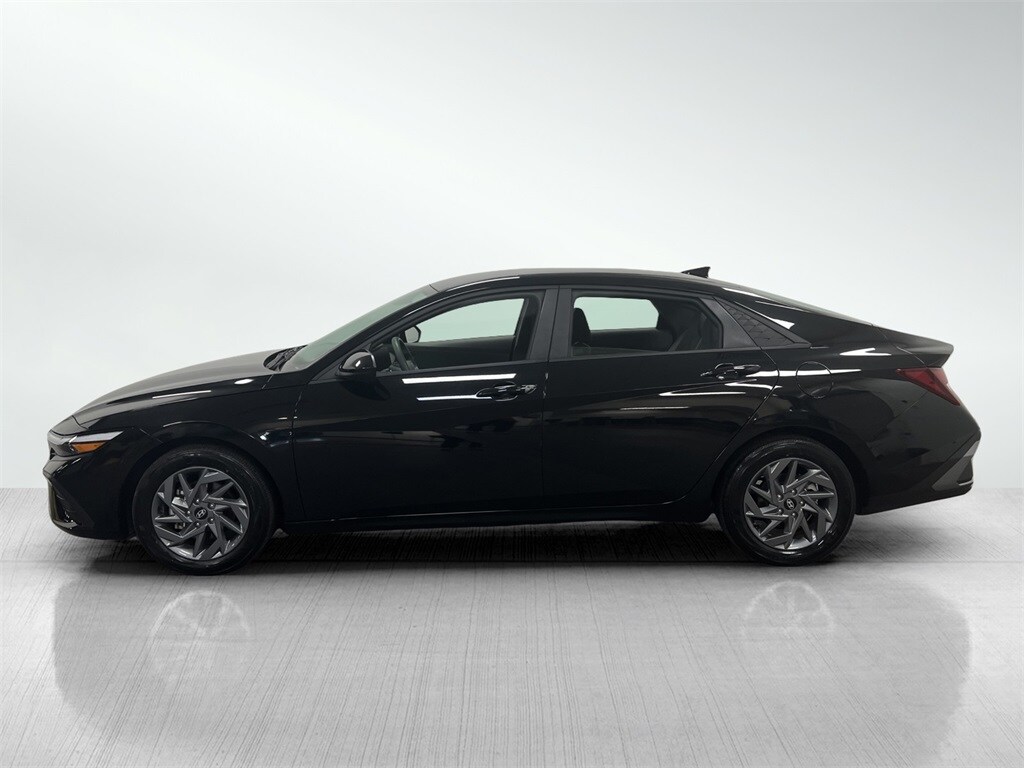 2024 Hyundai Elantra SEL photo 2