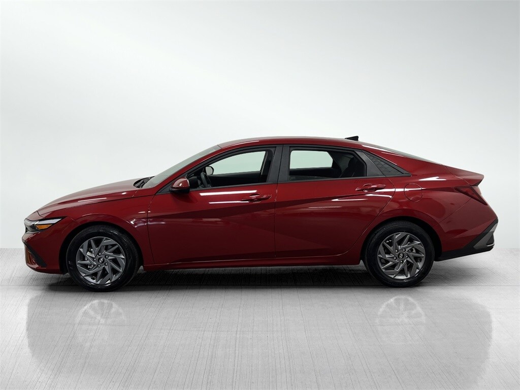 2024 Hyundai Elantra SEL photo 3