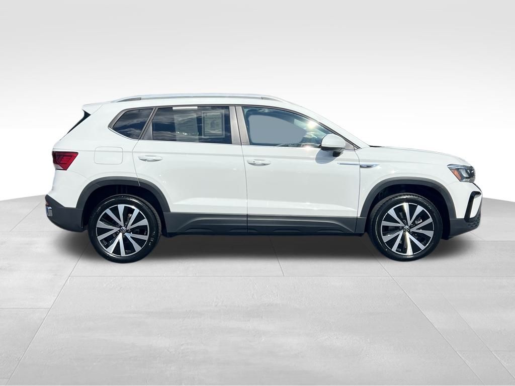 2024 Volkswagen Taos SE photo 3