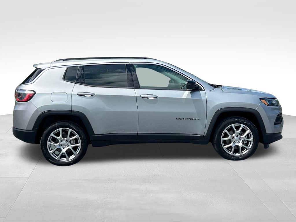 2022 Jeep Compass Latitude Lux photo 3