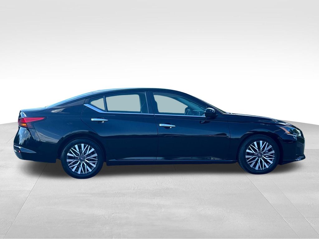 2023 Nissan Altima 2.5 SV photo 3