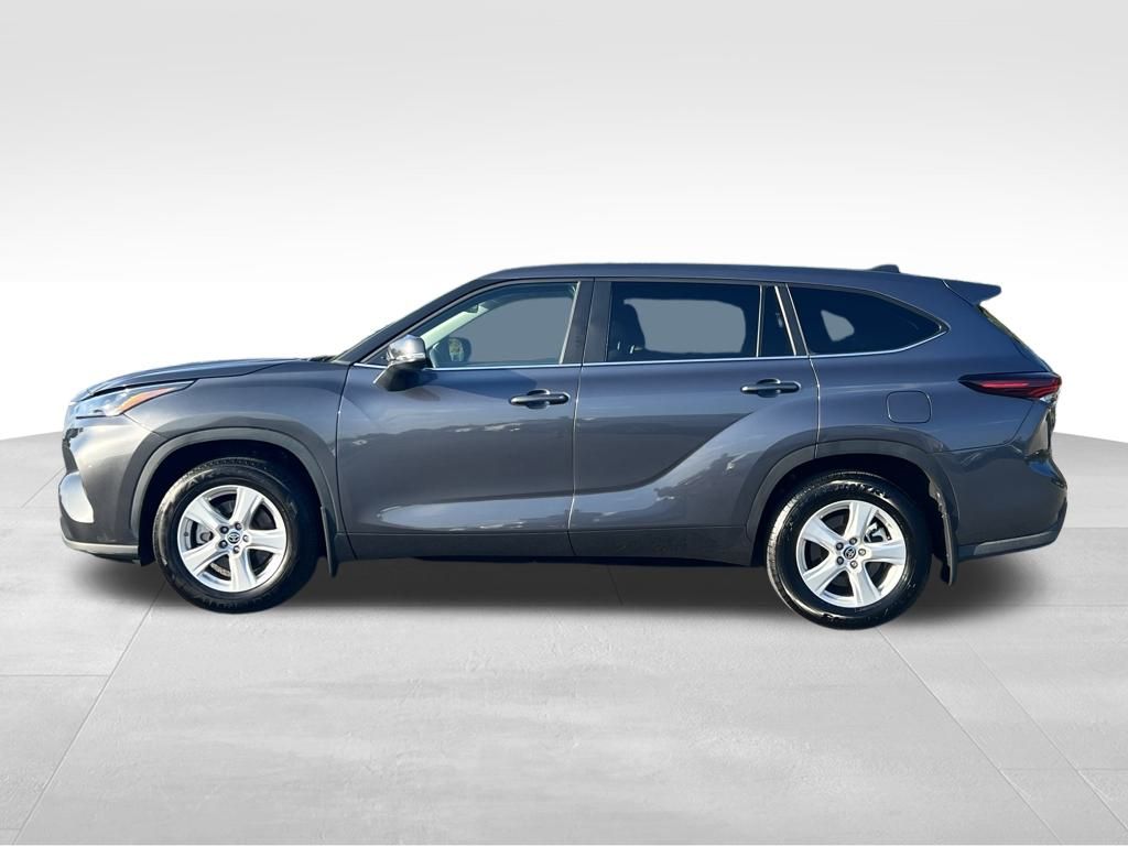 2024 Toyota Highlander LE photo 4