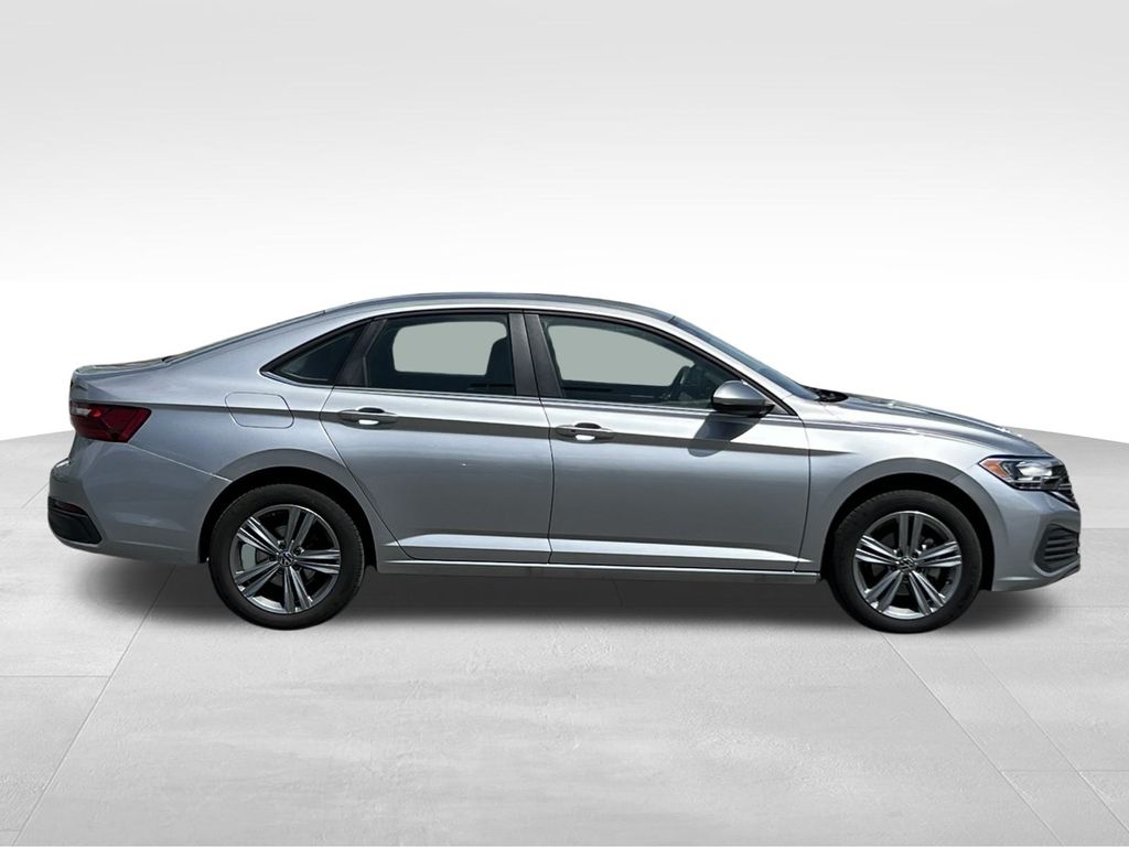 2024 Volkswagen Jetta SE photo 4