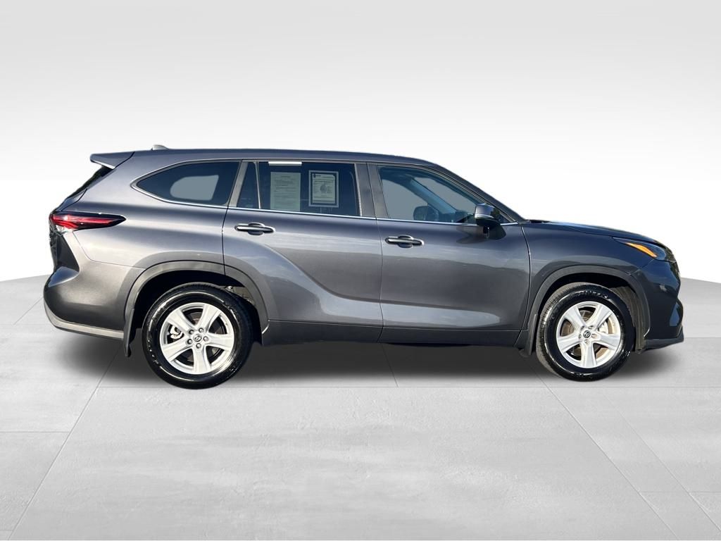 2024 Toyota Highlander LE photo 3