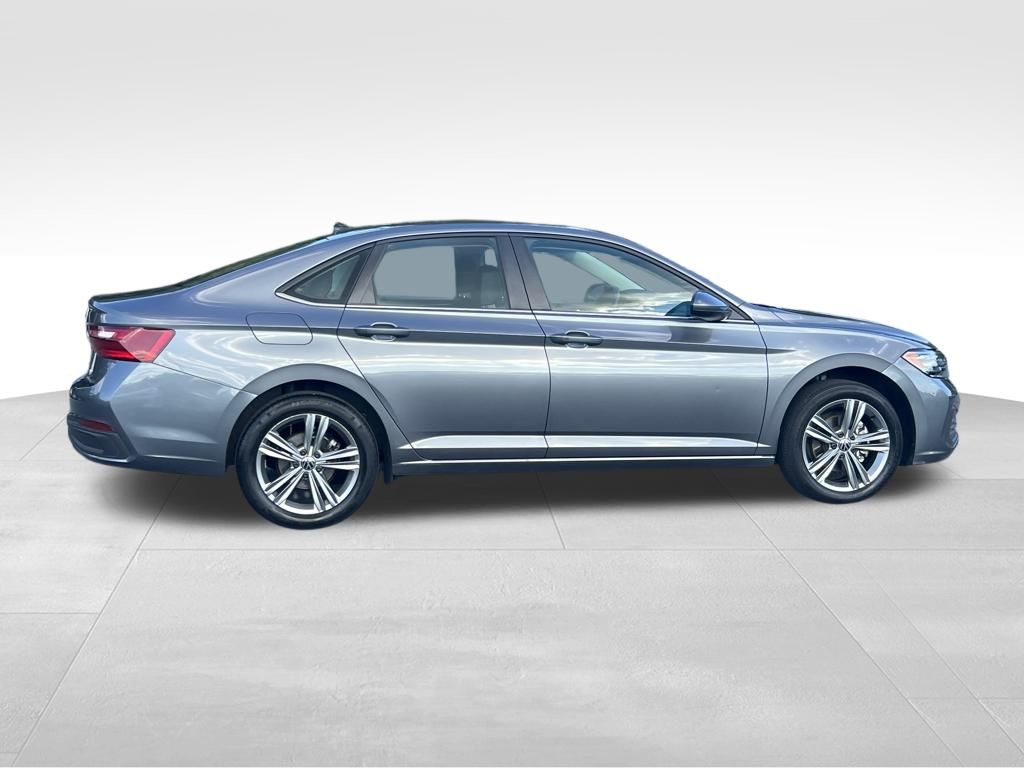2024 Volkswagen Jetta SE photo 3