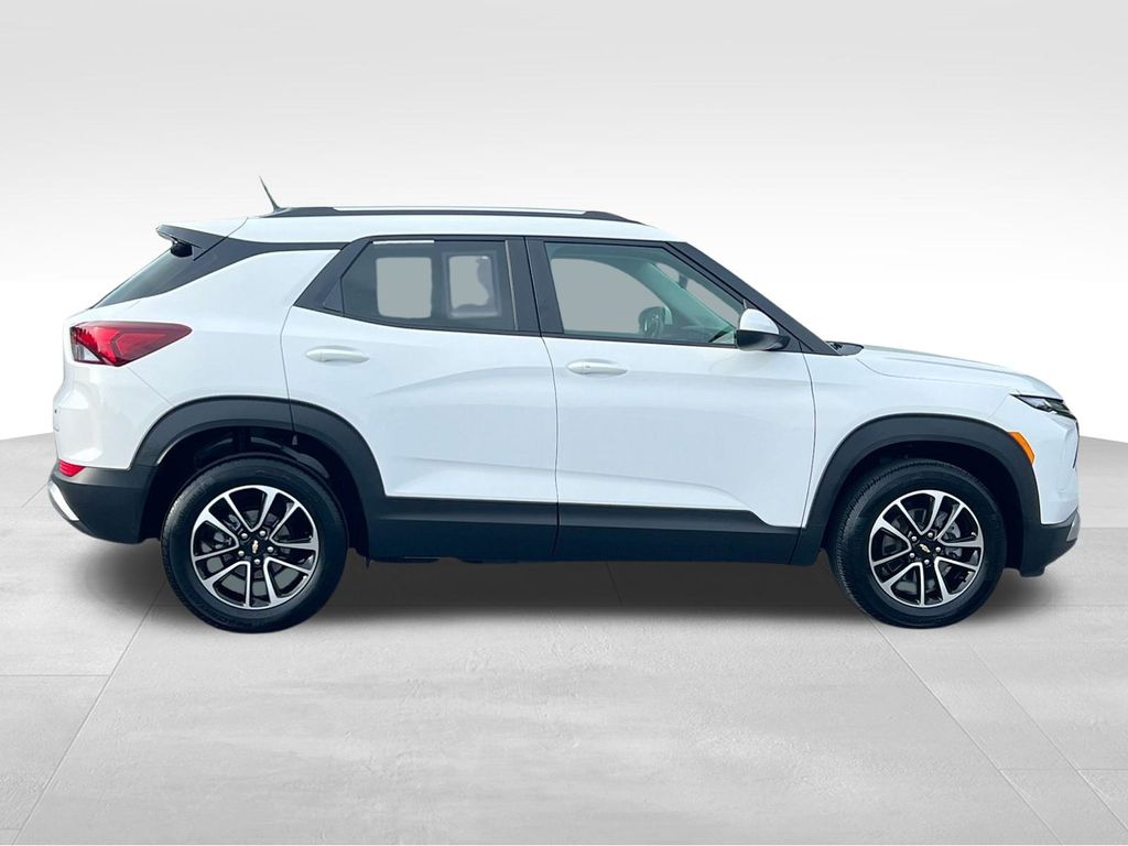 2025 Chevrolet Trailblazer LT photo 3