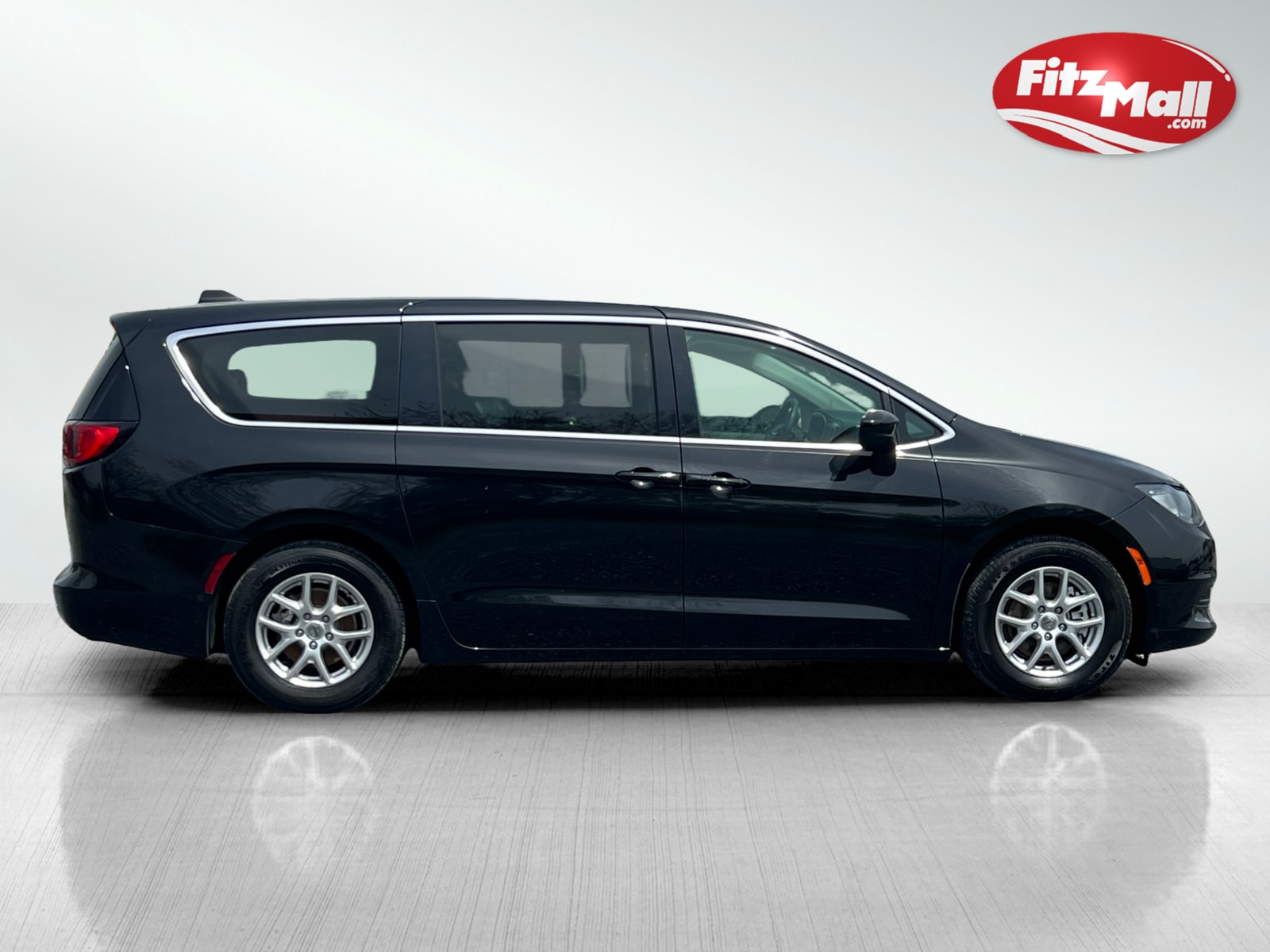 2022 Chrysler Voyager LX photo 2