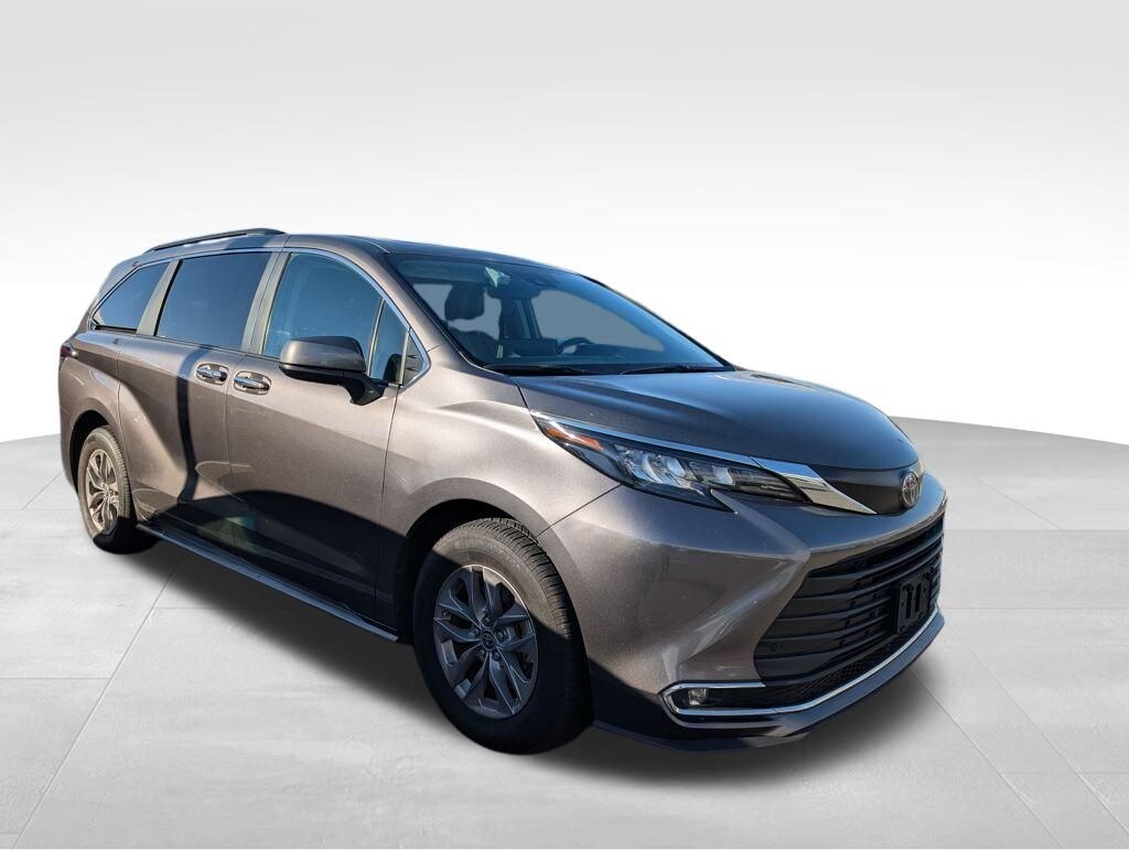 Used 2024 Toyota Sienna XLE Minivan/Van