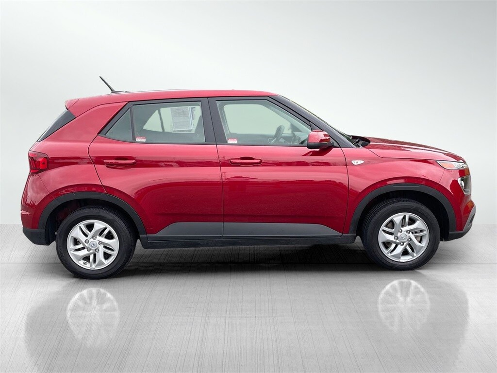 2024 Hyundai Venue SE photo 2