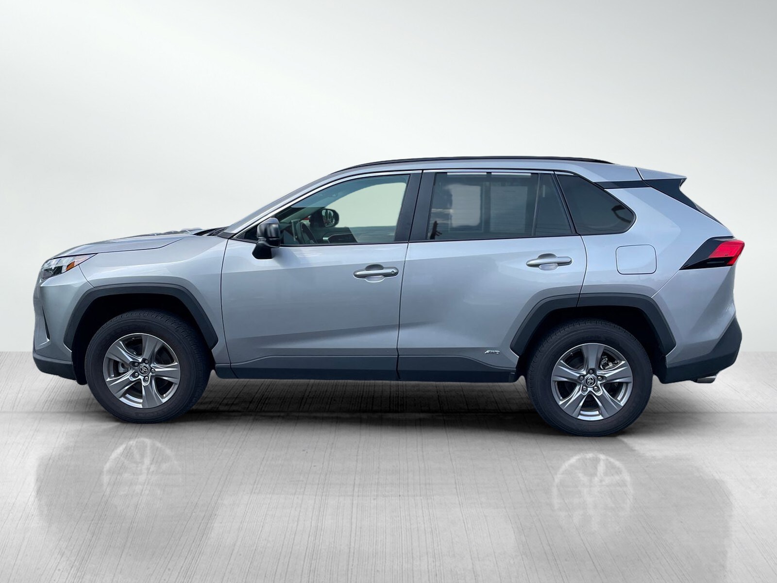 2024 Toyota RAV4 Hybrid LE photo 4