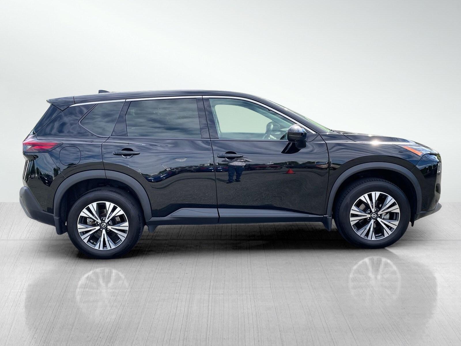 2021 Nissan Rogue SV photo 3