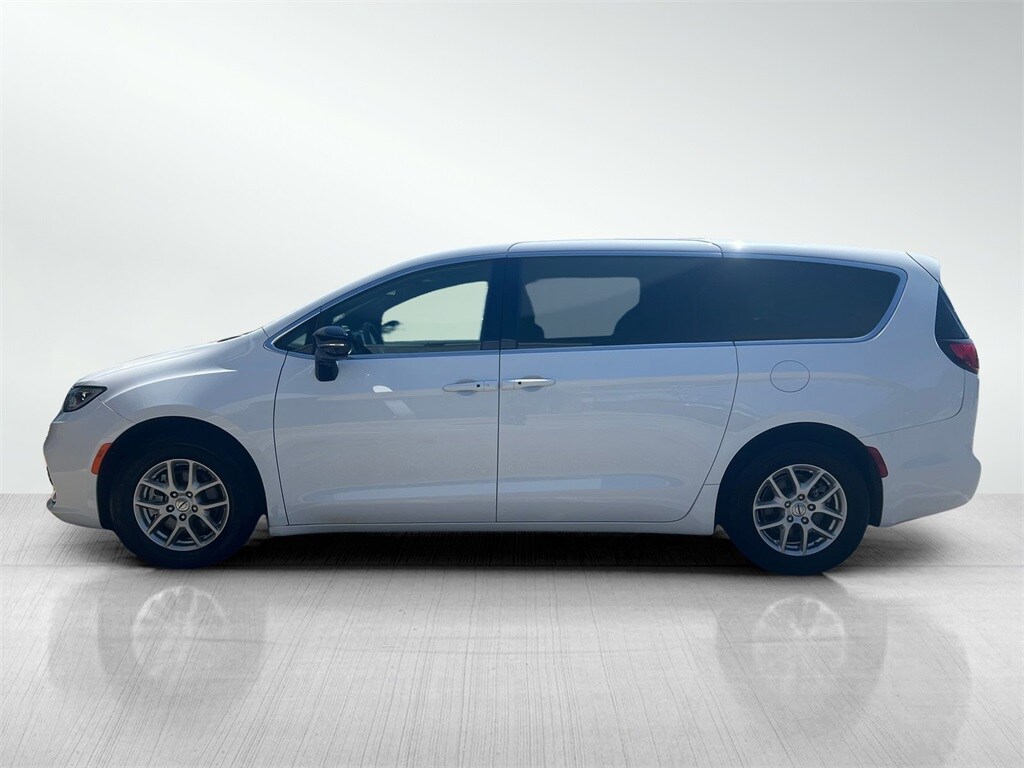 2024 Chrysler Pacifica Touring photo 3