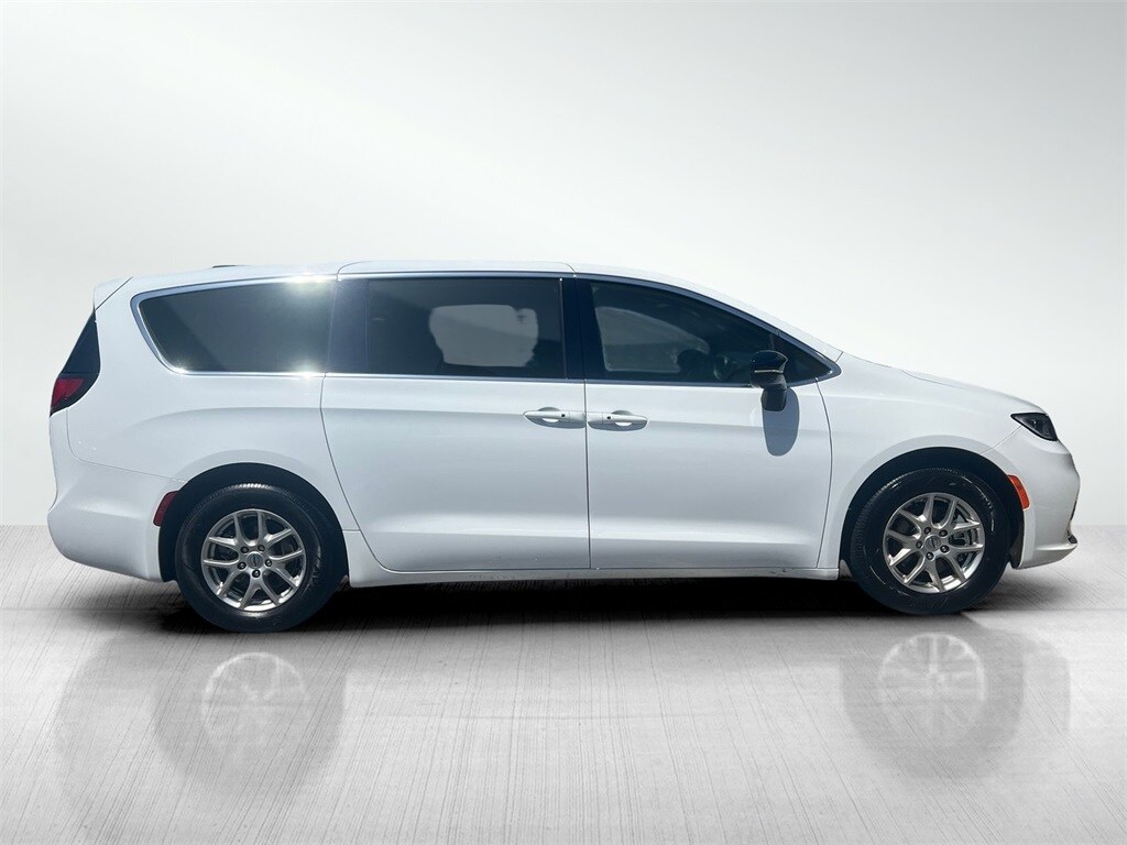 2024 Chrysler Pacifica Touring photo 4
