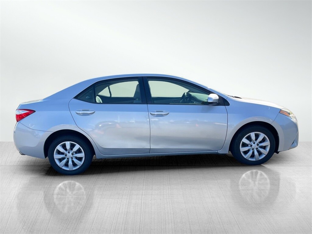 2015 Toyota Corolla LE photo 3