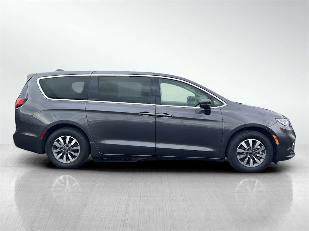 2022 Chrysler Pacifica Hybrid Touring L photo 4