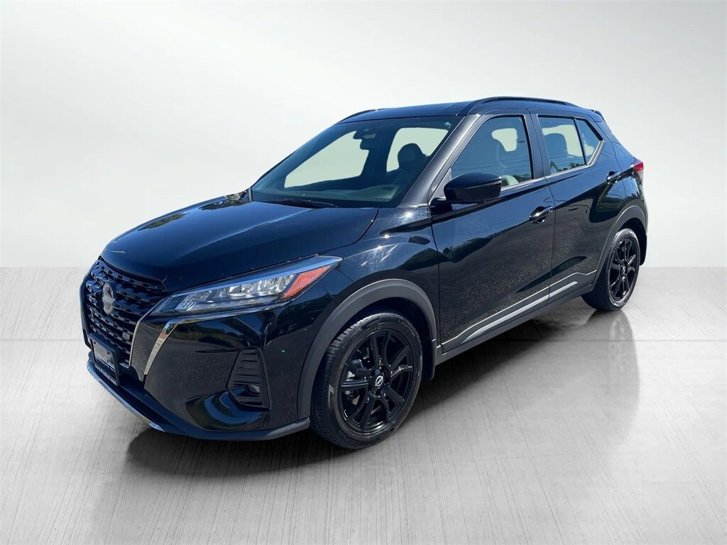 2023 Nissan Kicks SR photo 2